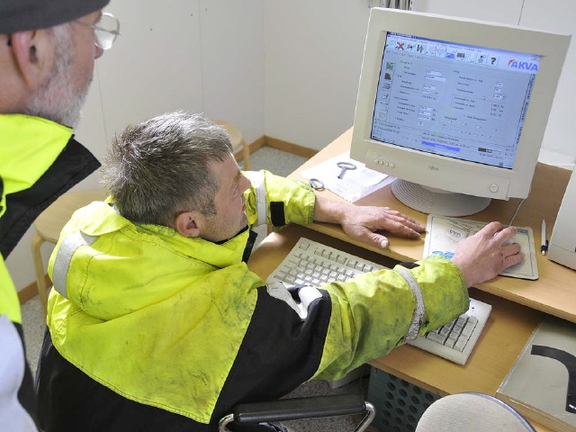 Snaebj&ouml;rn f&uuml;ttert Fische.