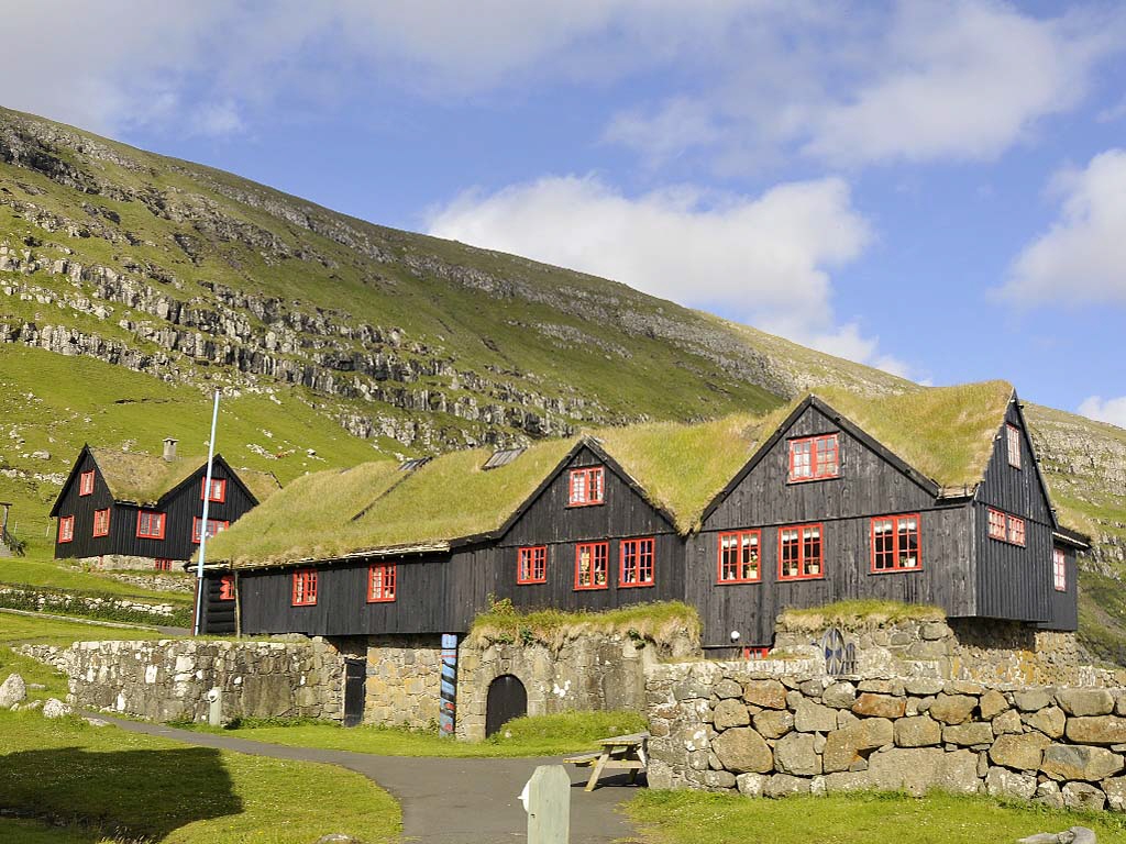 Kirkjuboer in der Mitternachtssonne.